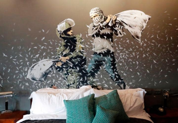 guerre-en-ukraine-banksy-d-voile-une-uvre-dans-la-banlieue-de-kiev